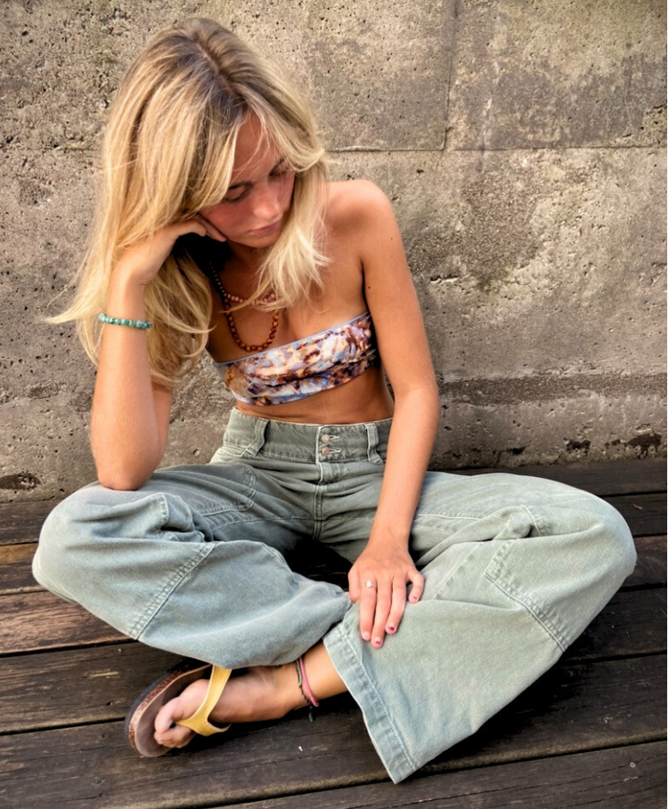 Bandeau bikini top in tan-through fabric for a more even tan and quick-dry effect for a comfortable feeling all day.