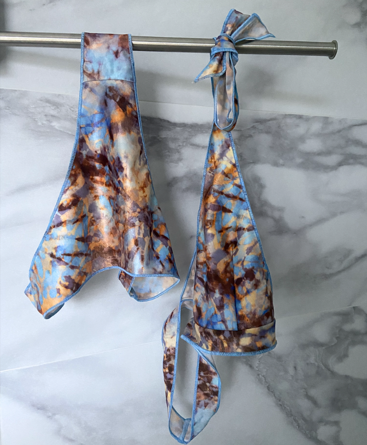 Tan-through bikini bottoms in fast-drying fabric for a more even tan and a fresh feel all day.