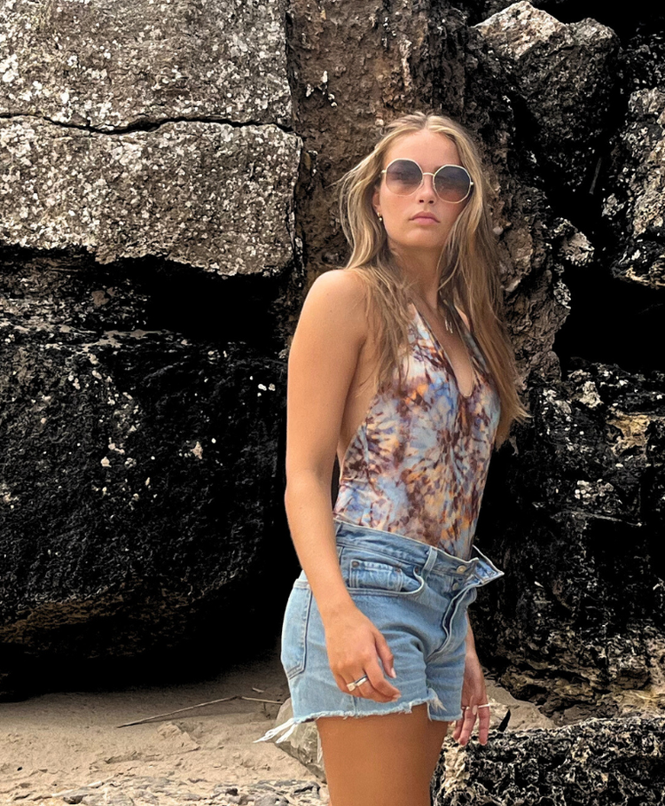 Halterneck swimsuit in tan-through material for a more even tan and quick-dry effect for a more comfortable day at the beach.