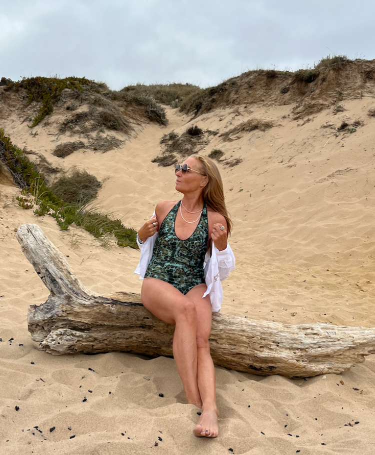 Halterneck swimsuit in tan-through material for a more even tan and quick-dry effect for a more comfortable day at the beach.