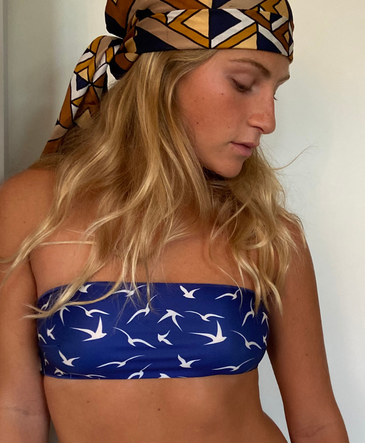 Bandeau bikini top in tan-through fabric for a more even tan and quick-dry effect for a comfortable feeling all day.